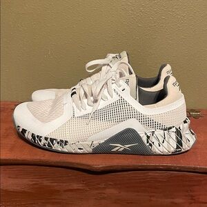 Reebok Flashfilm Cross Trainer White and Black Patterned Sneakers size 9.5